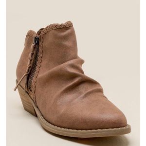 REPORT Tan booties